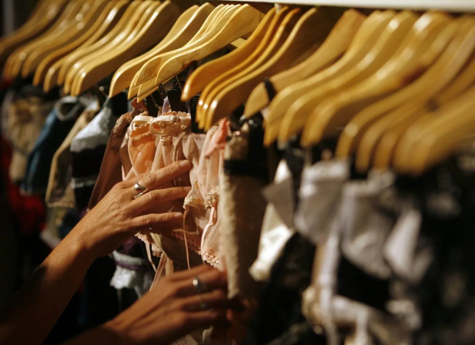 Según datos de la Comisión Europea, cada año entre el 4% y el 9% de los productos textiles no vendidos se destruyen antes de ser utilizados. (Foto: EFE)
