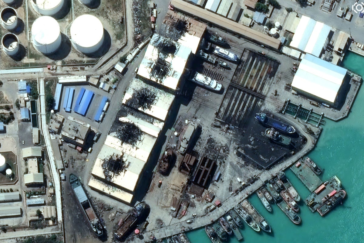 Una vista de los edificios alcanzados por los ataques aéreos en la base naval de Bushehr, en el sur de Irán, a lo largo del Golfo Pérsico, el 7 de marzo de 2026. (Vantor / AFP)