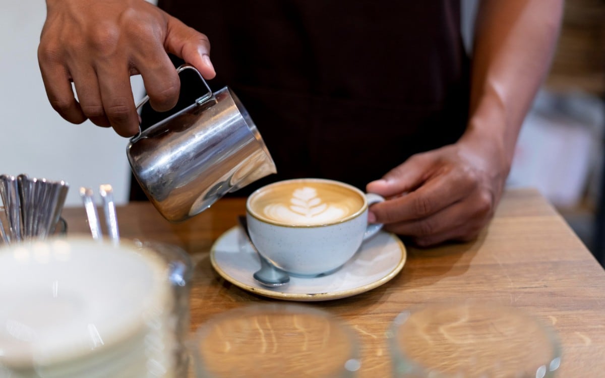 Los expertos advierten que las bebidas energéticas con altas dosis de cafeína pueden perjudicar la salud del corazón. (Foto referencial: Freepik)