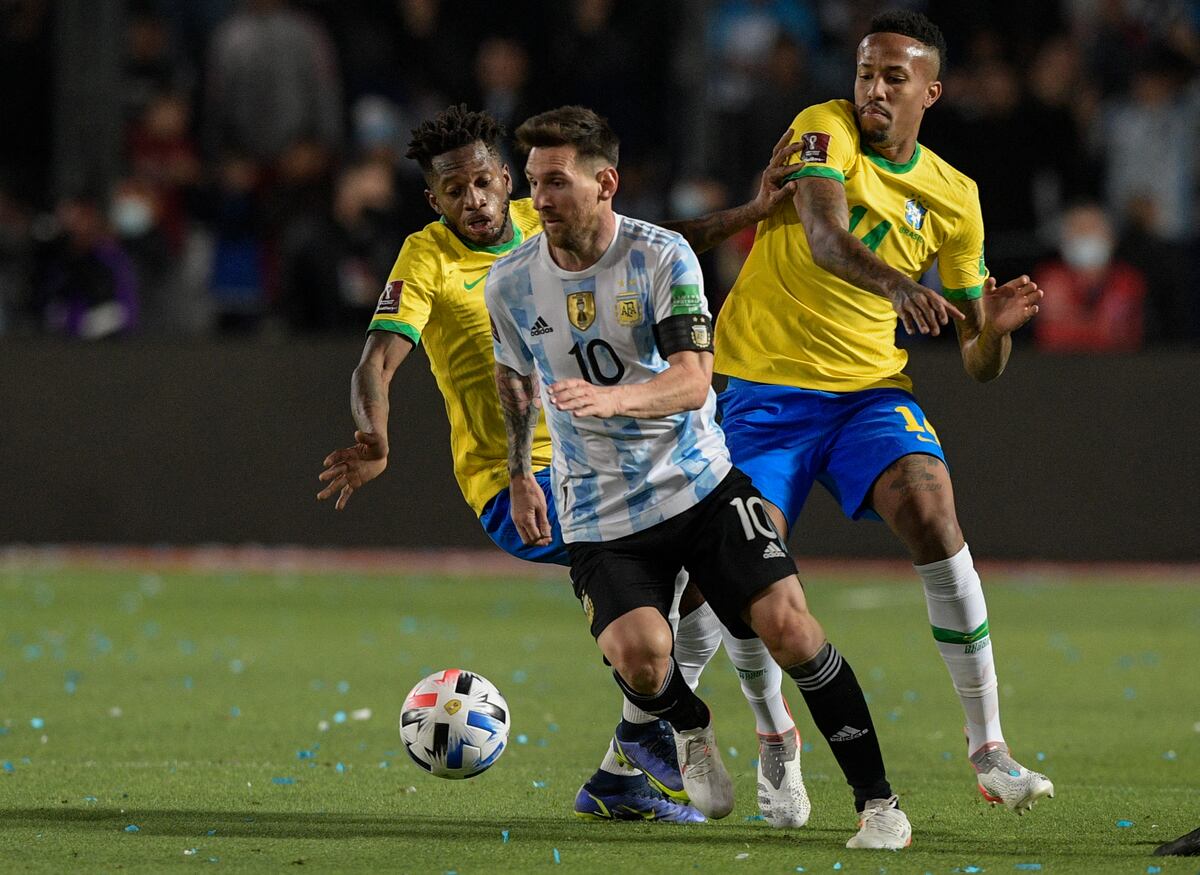 Lionel Messi frente al equipo de Brasil (Foto: AFP)