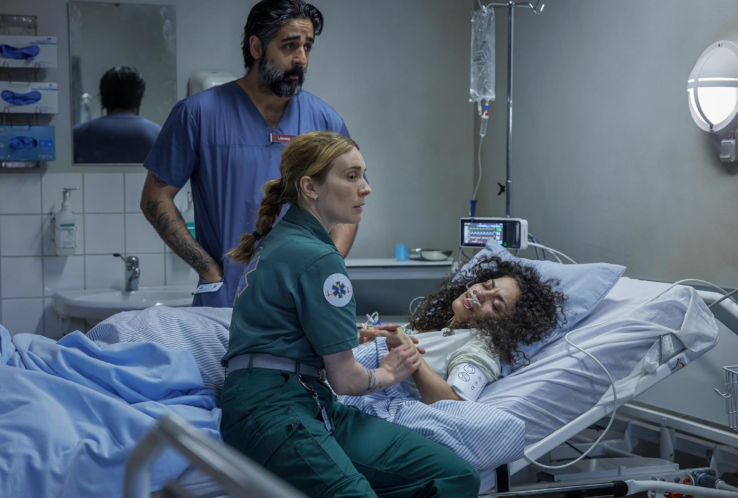 Daniel (Kardo Razzazi), Elin (Aliette Opheim) y Moa (Siham Shurafa) en una escena de la serie sueca "Vaka" (Foto: Amazon Prime Video)