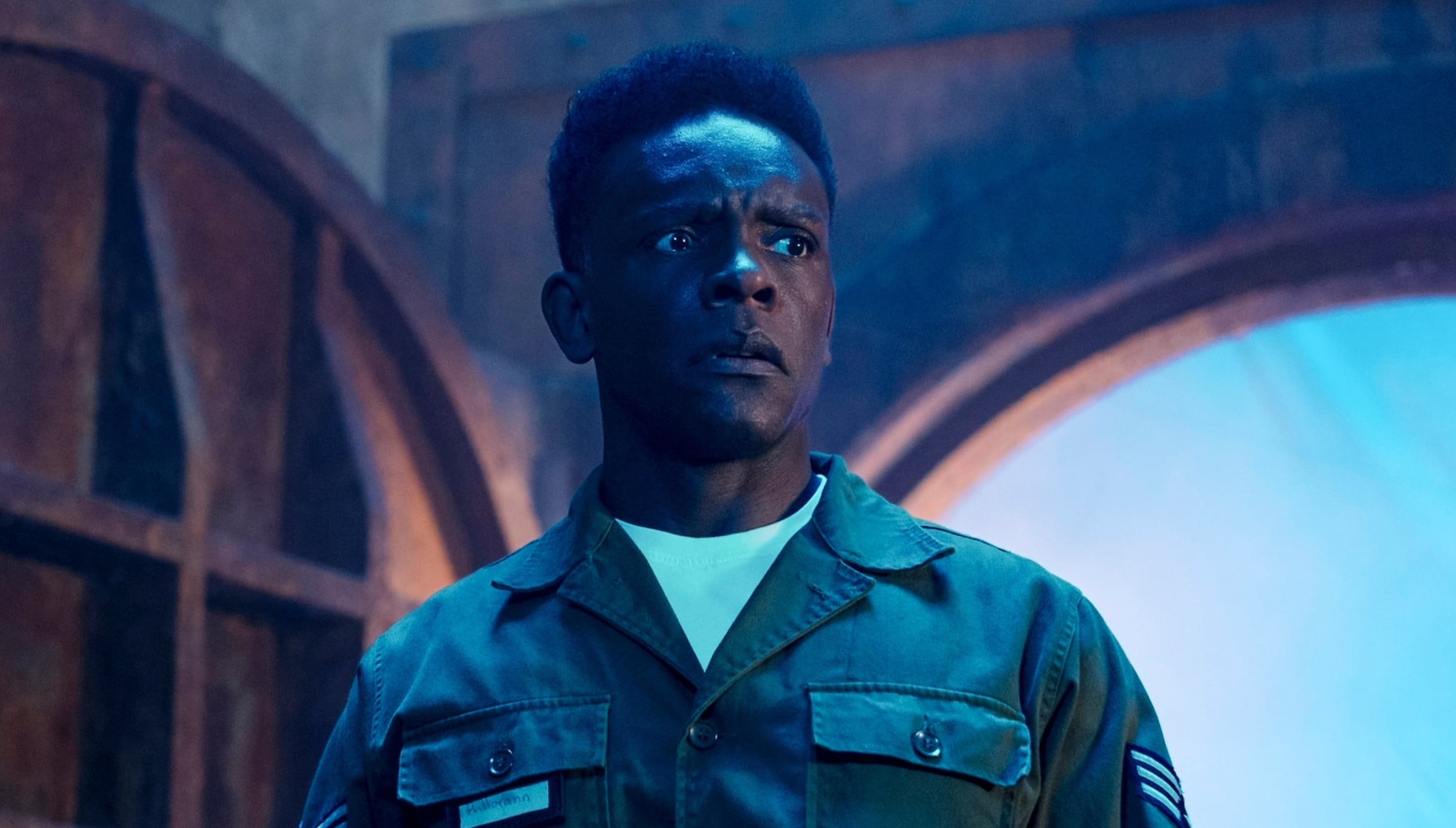 Chris Chalk interpretando el personaje de Dick Hallorann en la serie "IT: Bienvenidos a Derry" (Foto: HBO)