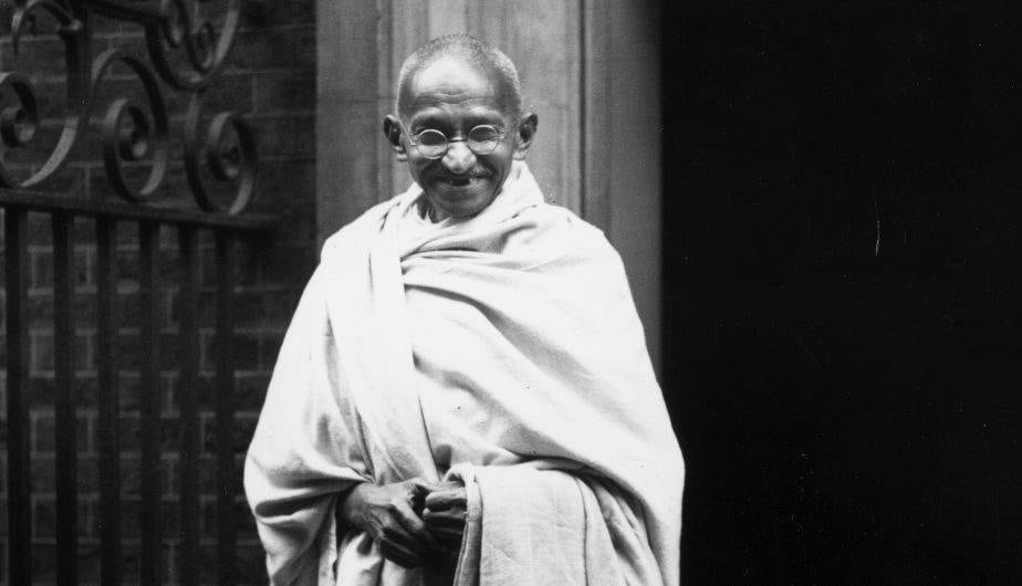 Mahatma Gandhi enseñó que el perdón requiere más valor que el resentimiento. | Crédito: Getty Images