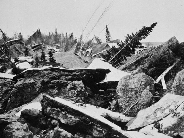 El terremoto de Alaska ocurrió en el centro-sur de Alaska el 27 de marzo de 1964, con una magnitud de momento de 9,2. Liberó al menos el doble de energía que el terremoto de San Francisco de 1906 y se sintió en tierra en un área de casi 502.000 millas cuadradas (1.300.000 km2). El número de muertos fue sólo de 131 debido a la baja densidad de población del estado, pero los daños materiales fueron elevados. | Crédito: NOAA Central Library, NOAA's Historic Coast & Geodetic Survey (C&GS) Collection