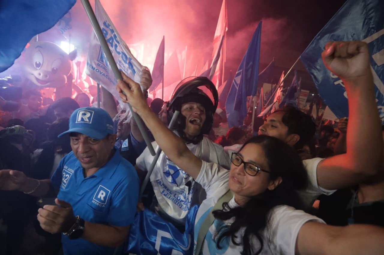 Simpatizantes de los partidos políticos participantes del debate presidencial de hoy llegan los exteriores del CCL.
Fotos: Julio Reaño/@photo.gec