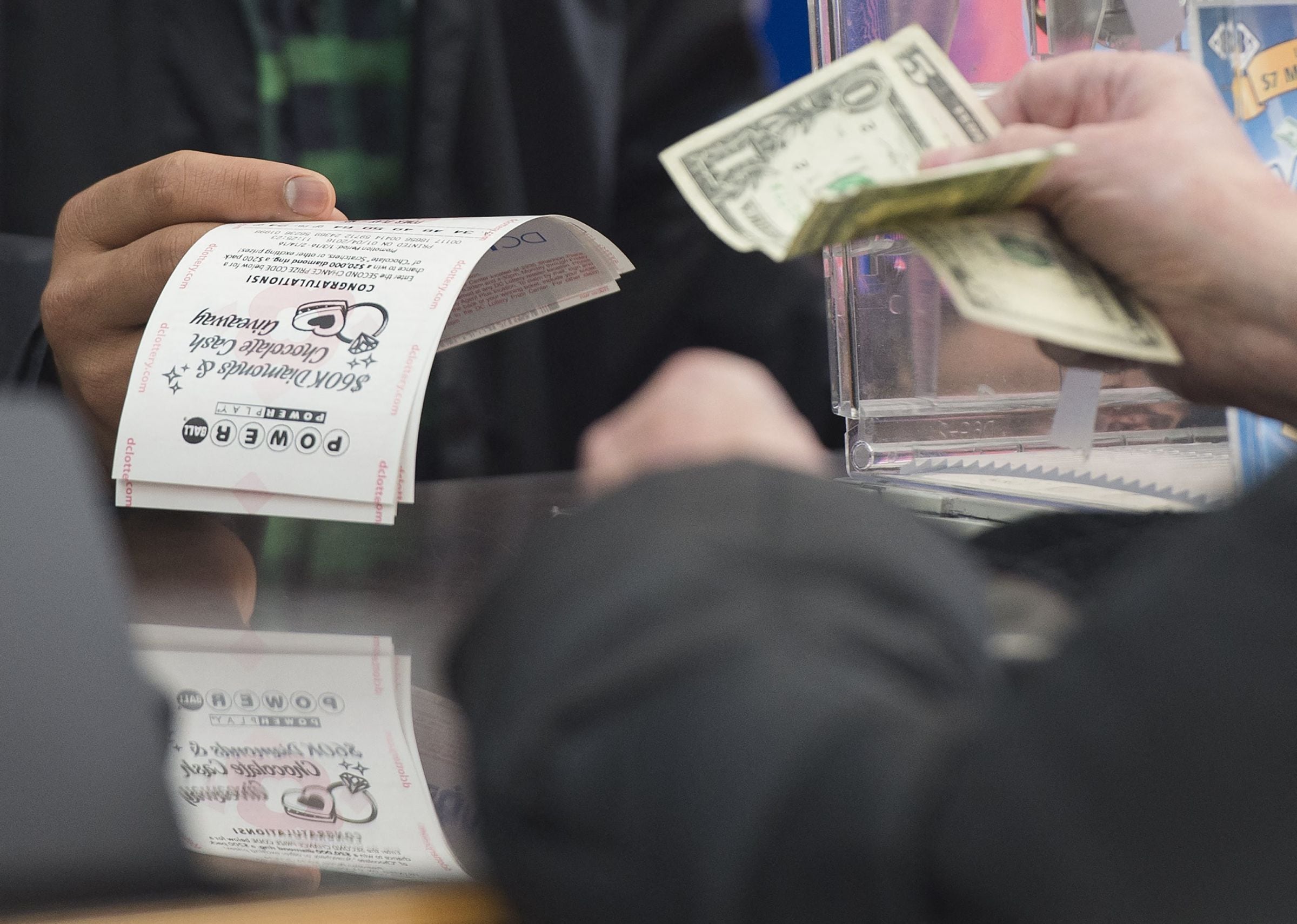 Los plazos límite para la venta de boletos del Powerball varían según la jurisdicción. (Foto: Saul Loeb / AFP)
