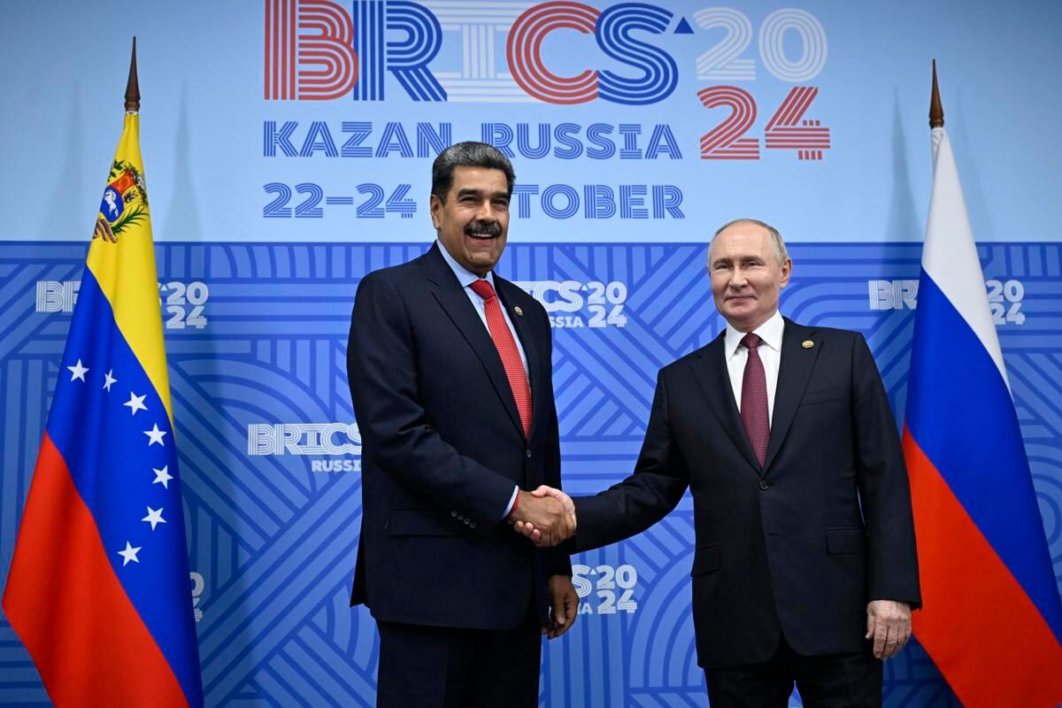 El presidente ruso, Vladimir Putin (d), recibe al presidente de Venezuela, Nicolás Maduro, antes de su reunión en el marco de la cumbre BRICS en Kazán (Rusia), el 23 de octubre de 2024. La cumbre BRICS se celebra del 22 al 24 de octubre (Rusia) EFE/EPA/ALEXANDER NEMENOV