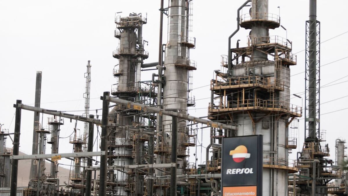 Osinergmin acude a La Pampilla ante reporte de derrame de petróleo