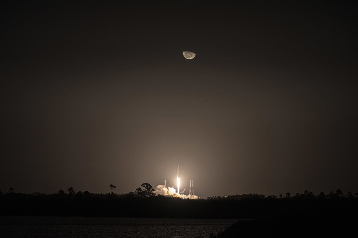 Fotografía del 12 de febrero de 2023 cedida por SpaceX donde aparece el cohete Falcon 9 despegando hacia la luna en su misión para abastecer la Estación Espacial Internacional desde el Complejo de Lanzamiento Espacial 40 (SLC-40) en la Estación de la Fuerza Espacial en Cabo Cañaveral, Florida (EE.UU.). El multimillonario y fundador de SpaceX, Elon Musk, informó este lunes que la empresa espacial priorizará la construcción de una ciudad en la Luna antes que en Marte, como originalmente tenía previsto, debido a la cercanía del satélite terrestre en comparación con el planeta rojo. EFE/SpaceX /SOLO USO EDITORIAL /NO VENTAS /SOLO DISPONIBLE PARA ILUSTRAR LA NOTICIA QUE ACOMPAÑA /CRÉDITO OBLIGATORIO