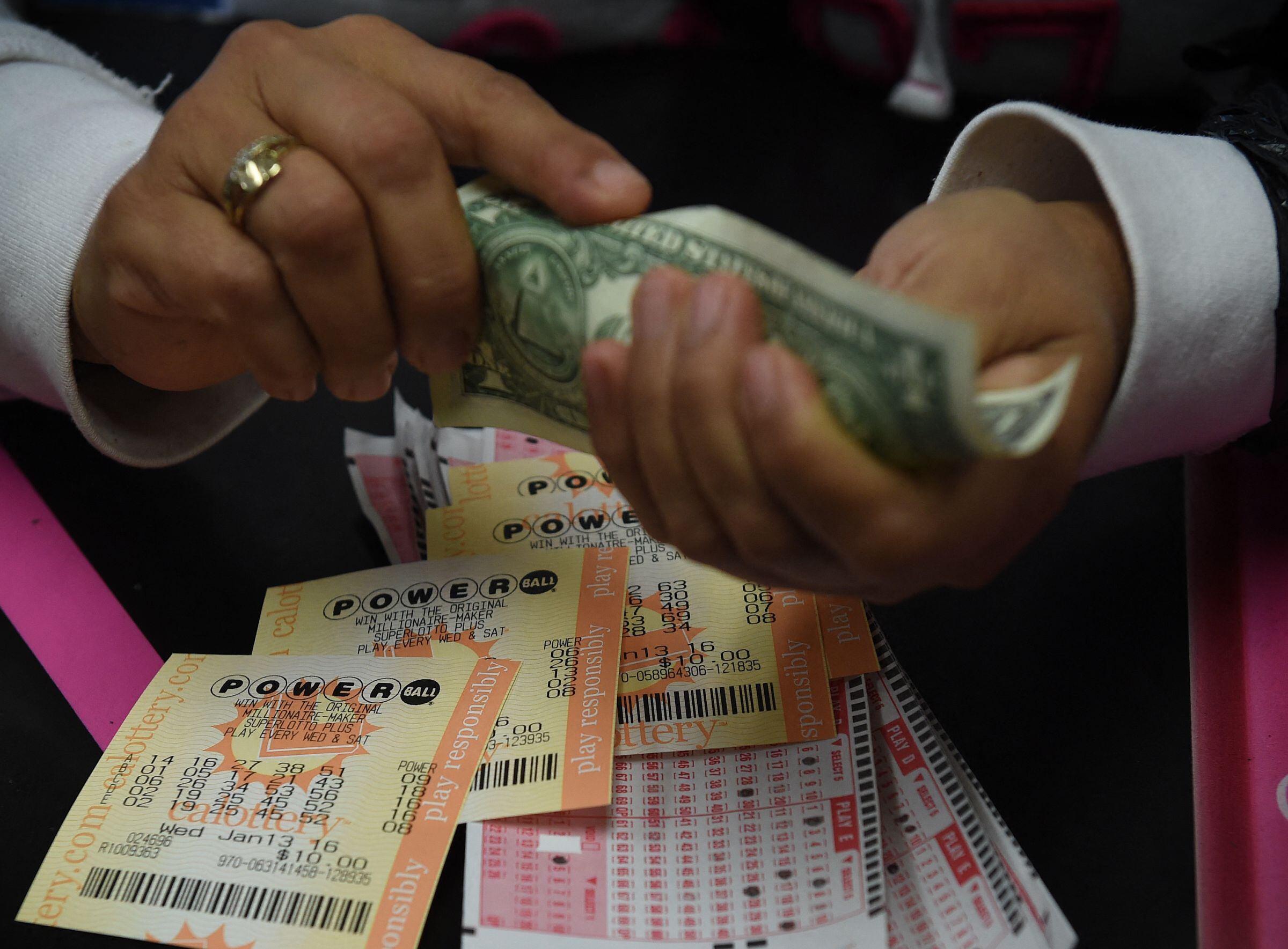 Por lo general, los participantes del Powerball pueden reclamar un premio de hasta $600 en cualquier lotería autorizada de la jurisdicción donde compraron el boleto. (Foto: Mark Ralston / AFP)