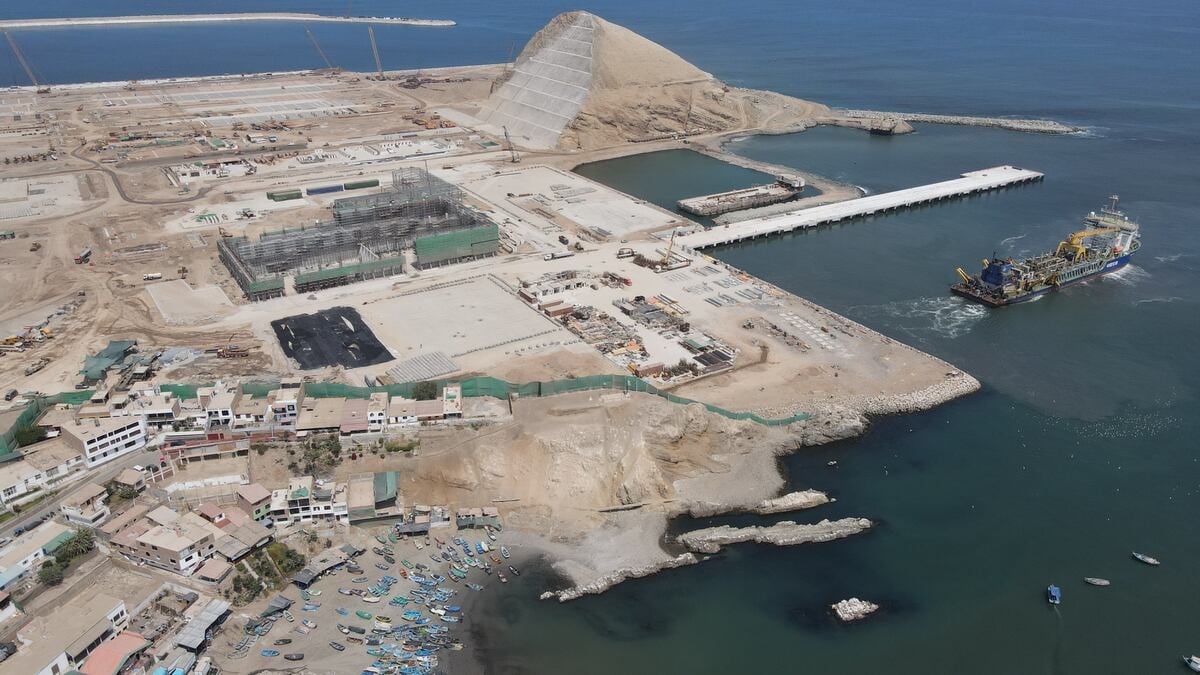 El puerto de Chancay está diseñado para recibir mega buques portacontenedores, facilitando el comercio internacional entre Asia y América Latina.