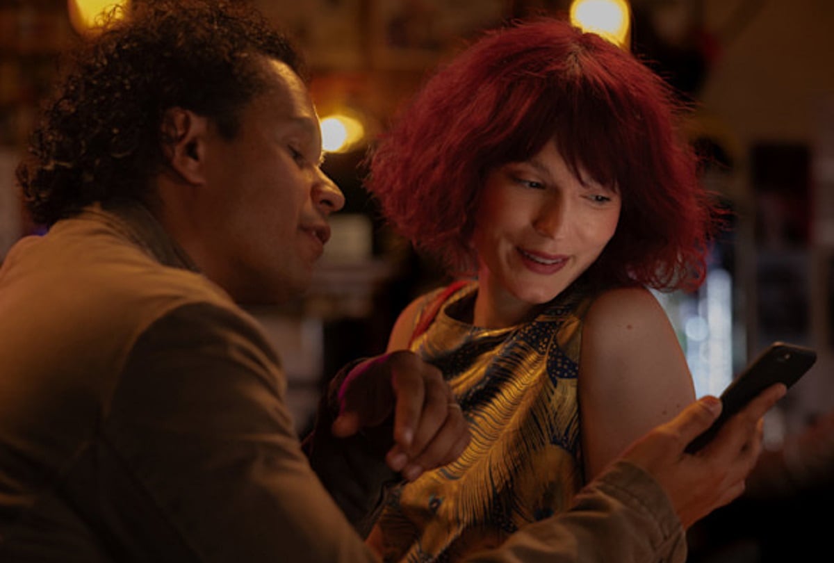 Mark Coles Smith como Justin y Tilda Cobham-Hervey como Lucy en la miniserie australiana "Apple Cider Vinegar" (Foto: Netflix)