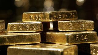 Oro opera estable cerca a US$ 1,200 por alza de dólar