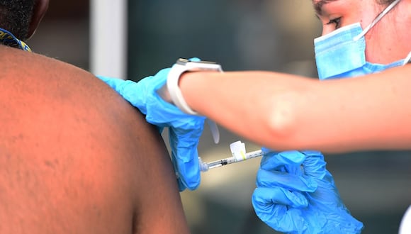 La vacuna COVID-19 se administra en una clínica del Condado de Los Ángeles y United Way, en Los Ángeles, California. (Foto referencial de Frederic J. BROWN / AFP)