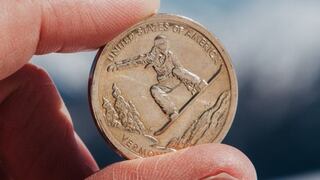 La moneda de un dólar que muestra a un snowboarder y que no puede faltar en tu colección