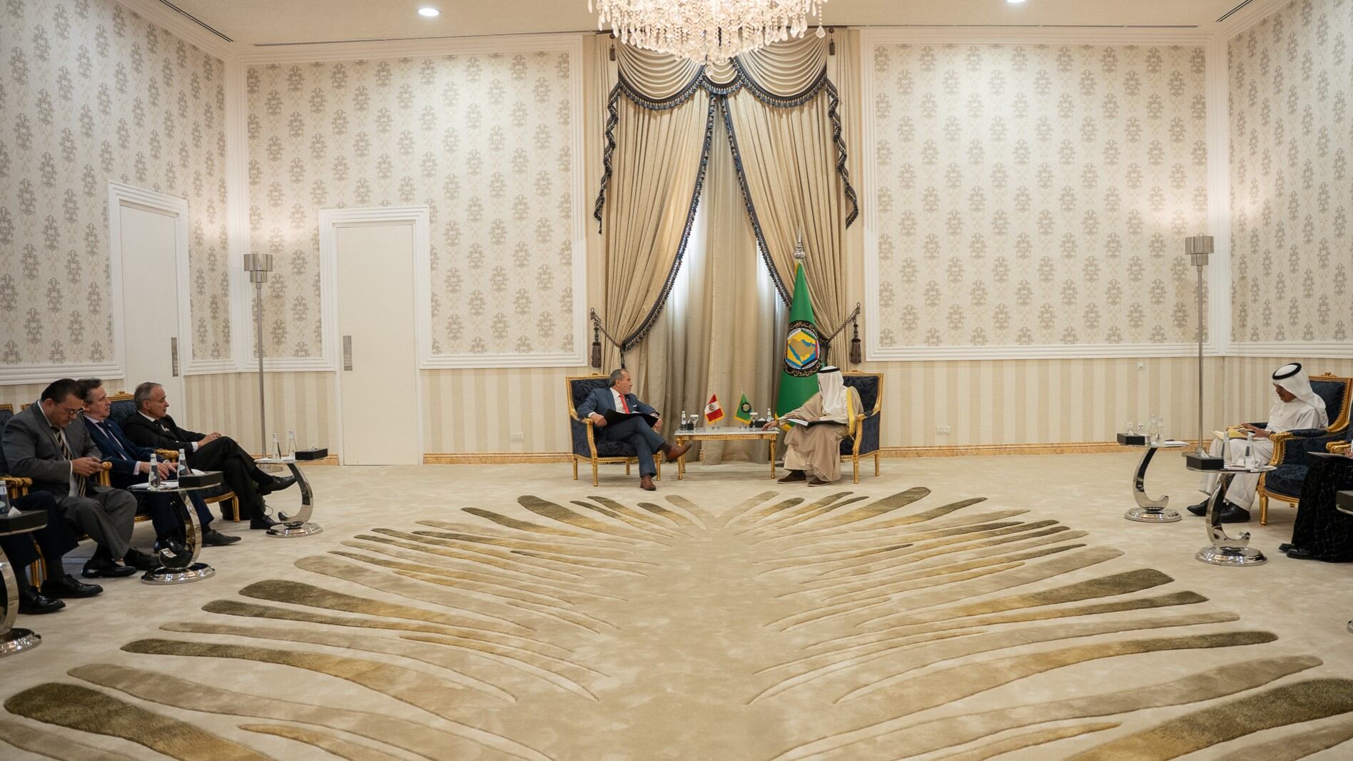 Reunión entre el canciller Elmer Schialer y el secretario general del CCG, Jasem Mohamed AlBudaiwi. Foto: gob.pe