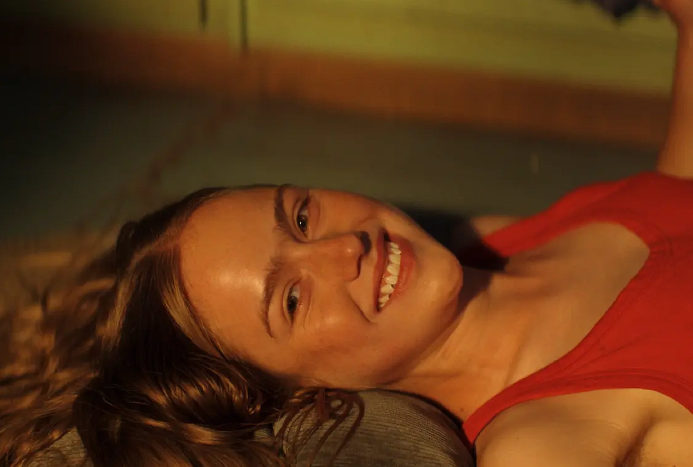 Amélie Hoeferle interpreta a Ramona Campbell, la nieta de Gordon, en el drama de romance y misterio "Sterling Point" (Foto: Amazon Prime Video)