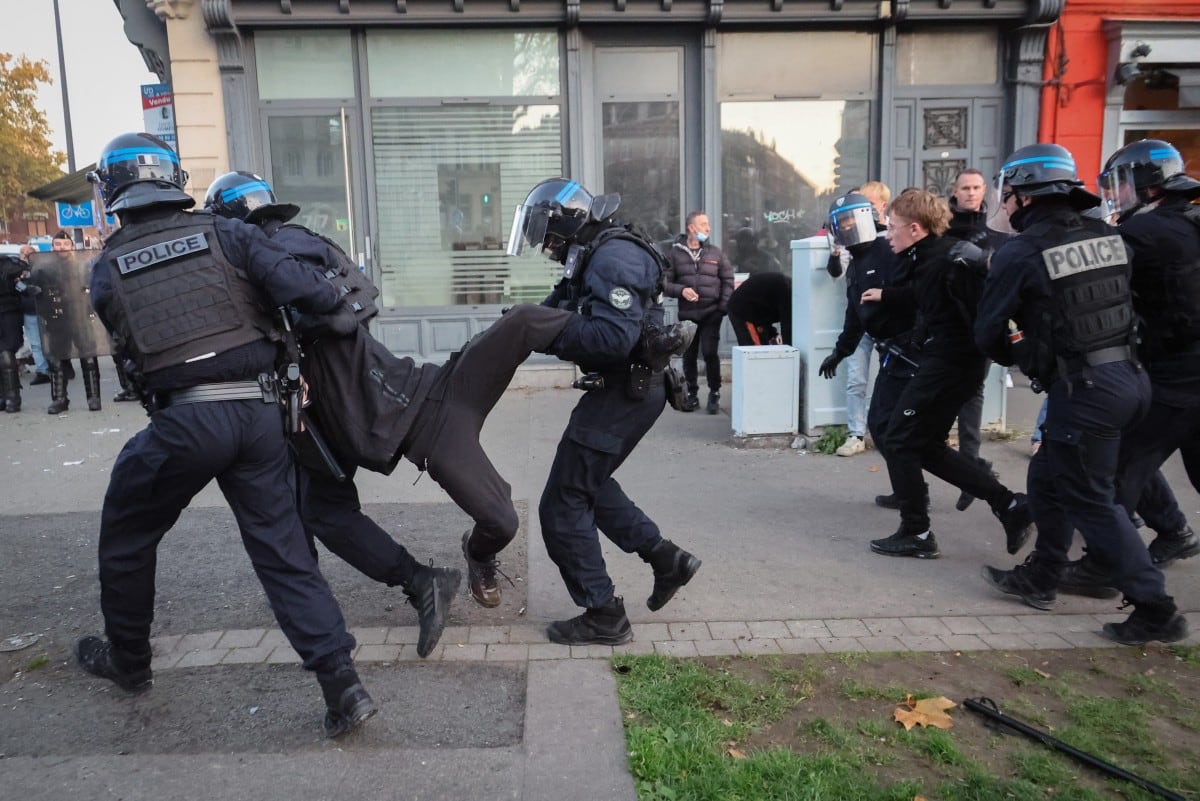 Manifestantes son detenidos por agentes de la policía antidisturbios durante las protestas a escala nacional contra el aumento del costo de la vida y la desigualdad, en Lille, en el norte de Francia, el 31 de octubre de 2026. (Francois LO PRESTI / AFP)