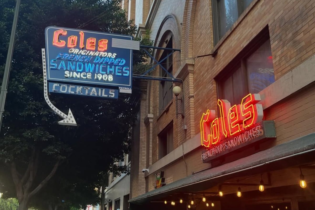 El restaurante Cole’s French Dip anunció que cerrará definitivamente después de 118 años de historia en Los Ángeles. (Foto: @carbonswap / Instagram)