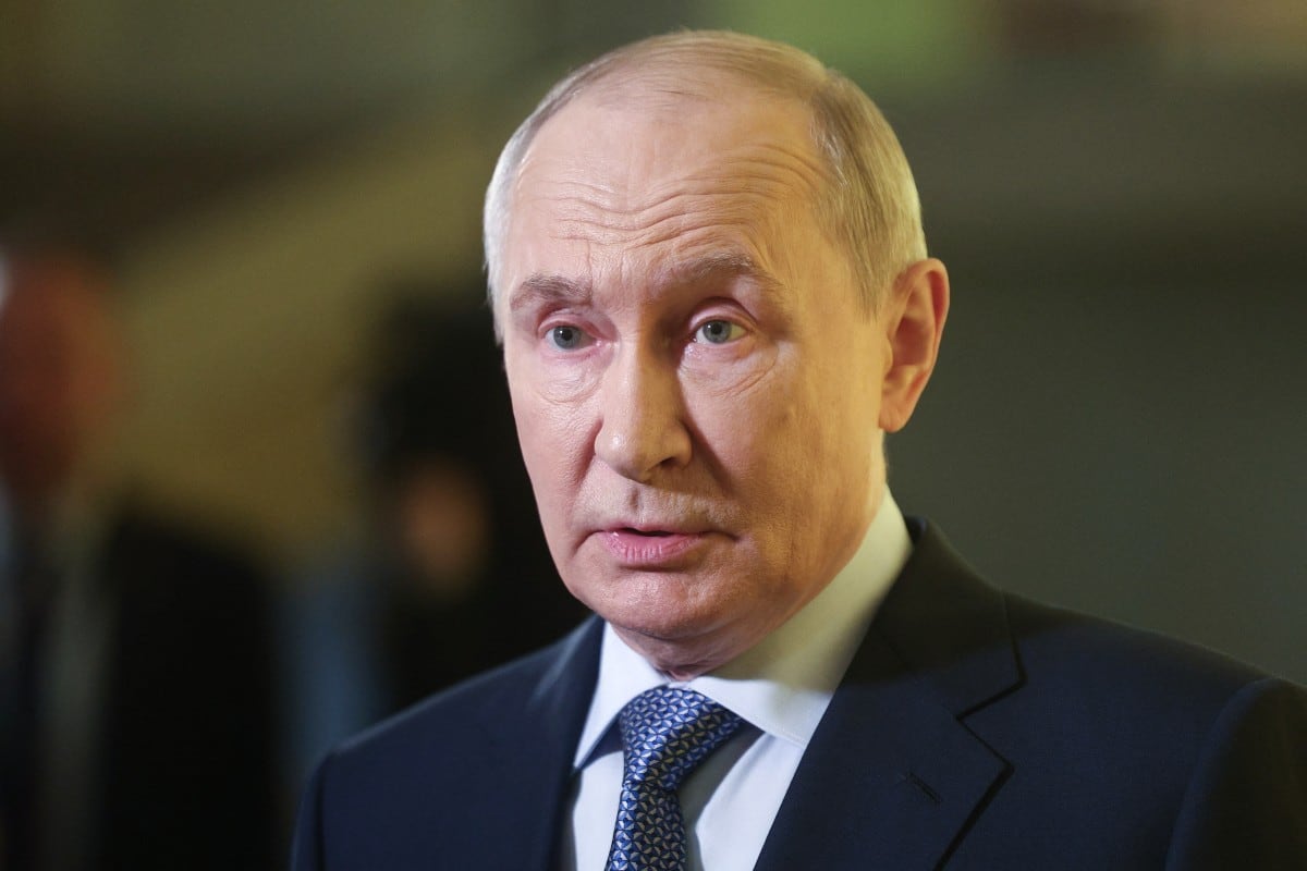 En esta fotografía de grupo distribuida por la agencia estatal rusa Sputnik, el presidente de Rusia, Vladímir Putin, se reúne con los medios de comunicación durante el Foro Internacional de Culturas Unidas en el Teatro Mariinski de San Petersburgo, el 25 de septiembre de 2026. (Foto de Alexander KAZAKOV / POOL / AFP)