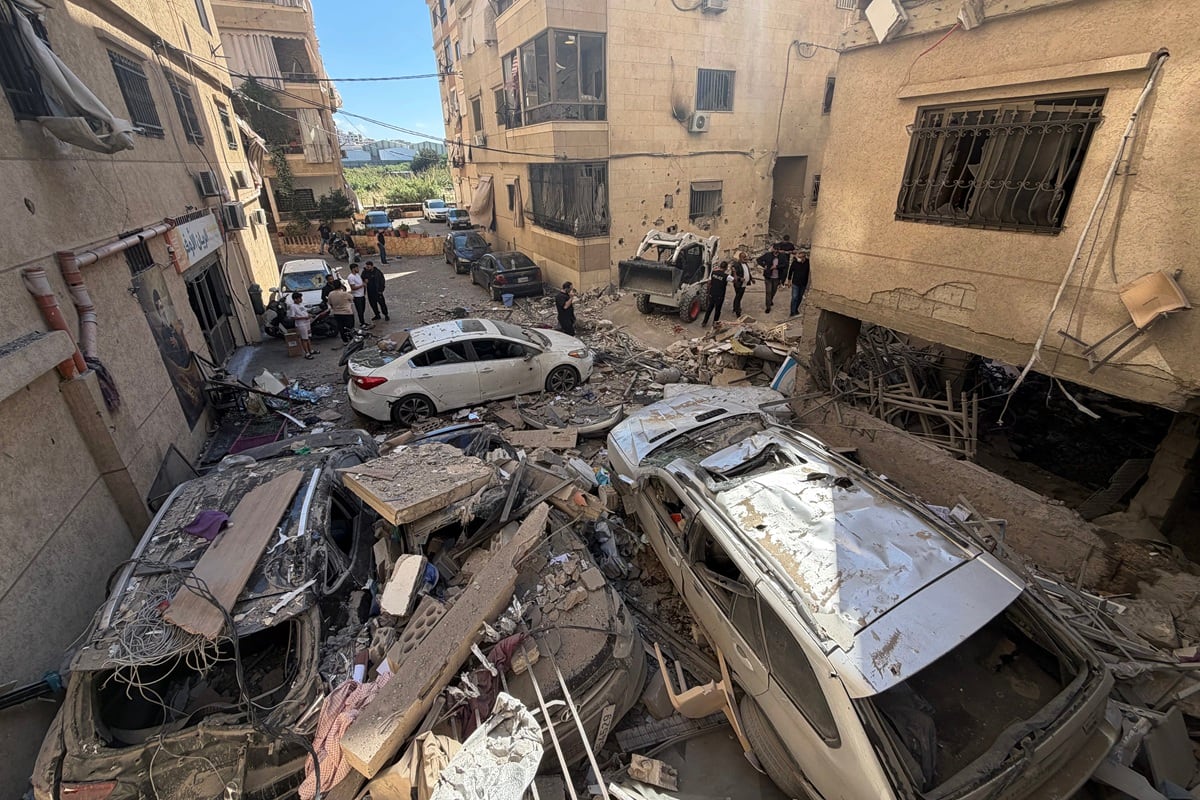 Equipos de rescate y residentes locales inspeccionan los daños sufridos por un edificio tras un ataque aéreo israelí en la zona de Choueifat, al sur de Beirut, el 28 de mayo de 2026. (Ibrahim AMRO / AFP)