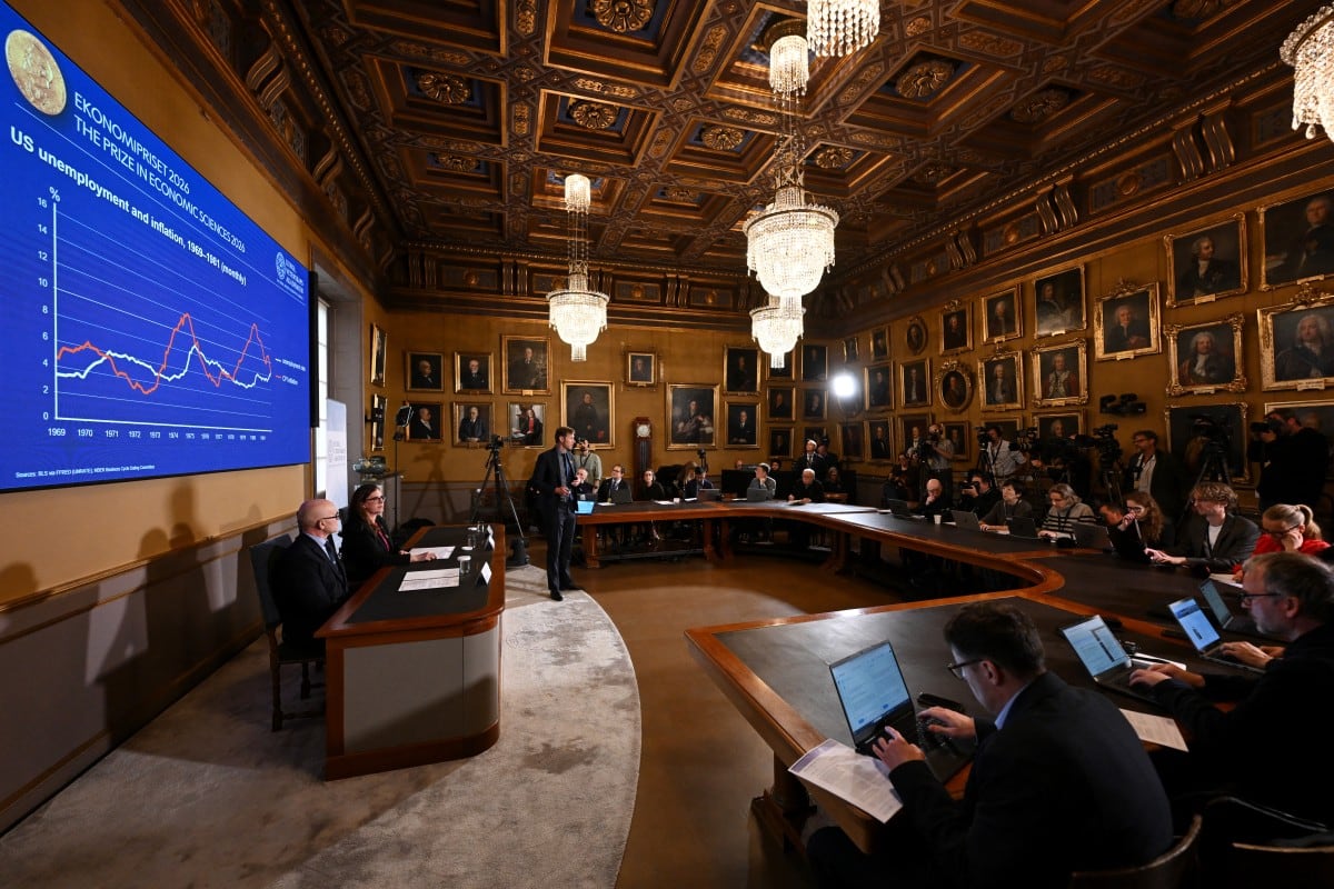Timo Boppart (centro-izquierda), miembro del Comité del Premio de Ciencias Económicas y experto, habla con la prensa tras el anuncio de los macroeconomistas estadounidenses Robert E. Hall y Michael Woodford como ganadores del Premio del Banco de Suecia en Ciencias Económicas en memoria de Alfred Nobel 2026, en la Real Academia Sueca de Ciencias en Estocolmo, el 12 de octubre de 2026. (Foto de Jonathan Nackstrand / AFP)