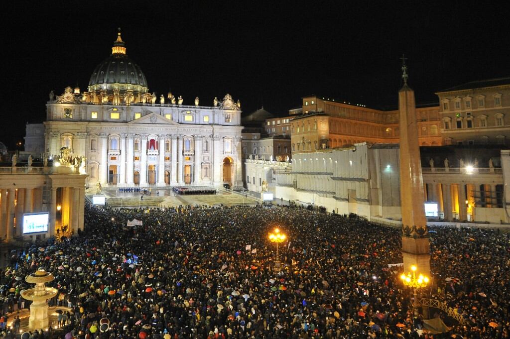 Una vista general muestra a la multitud reunida en la Plaza de San Pedro después de que una columna de humo blanco saliera de la chimenea de la Capilla Sixtina anunciando que los cardenales de la Iglesia Católica habían elegido un nuevo papa durante un cónclave el 13 de marzo de 2013 en el Vaticano. El papa Francisco falleció el 21 de abril de 2025 a los 88 años, un día después de su esperada aparición en la Plaza de San Pedro el Domingo de Pascua, según informó el Vaticano en un comunicado. (Foto de Tiziana FABI / AFP)