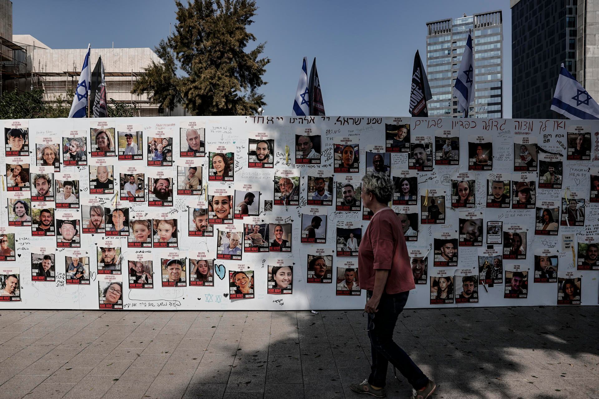 Familiares y amigos de los secuestrados y desaparecidos tras el ataque de Hamas del pasado 7 de octubre se concentran desde hoy en la plaza del Museo de Arte de Tel Aviv, rebautizada por ellos como la plaza de los Rehenes y Desaparecidos, hasta que el primer ministro Benjamin Netanyahu y el ministro de Defensa se reúnan con ellos. Si no se produce esa reunión continuarán con mas protestas, según una nota difundida por el Foro de las Familias de Rehenes y Desaparecidos. EFE/Manuel Bruque
