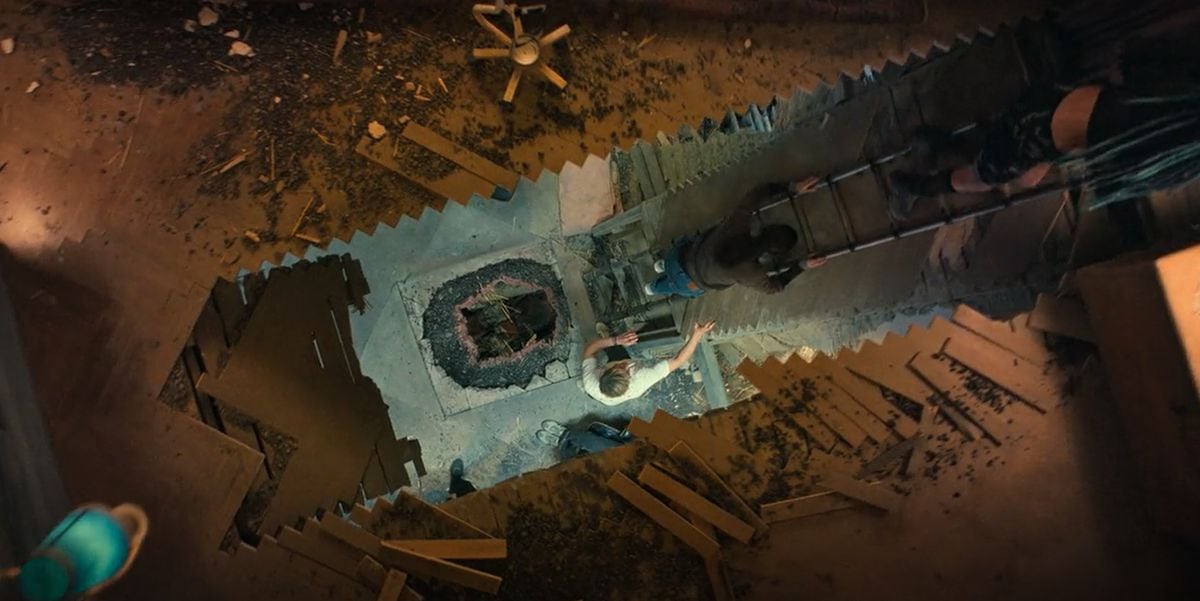 En "El muro negro", todos tratan de descubrir qué pasa y van al sótano (Foto: W-Film / W-Pictures / W&B Television)