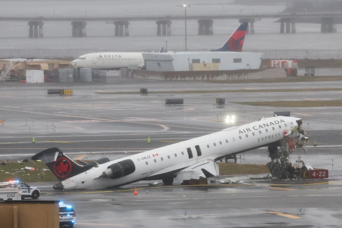 Un CRJ-900 de Air Canada Express permanece en la pista tras colisionar con un camión de bomberos de la Autoridad Portuaria en el aeropuerto LaGuardia de Nueva York, el 23 de marzo de 2026. (Foto: TIMOTHY A. CLARY / AFP)