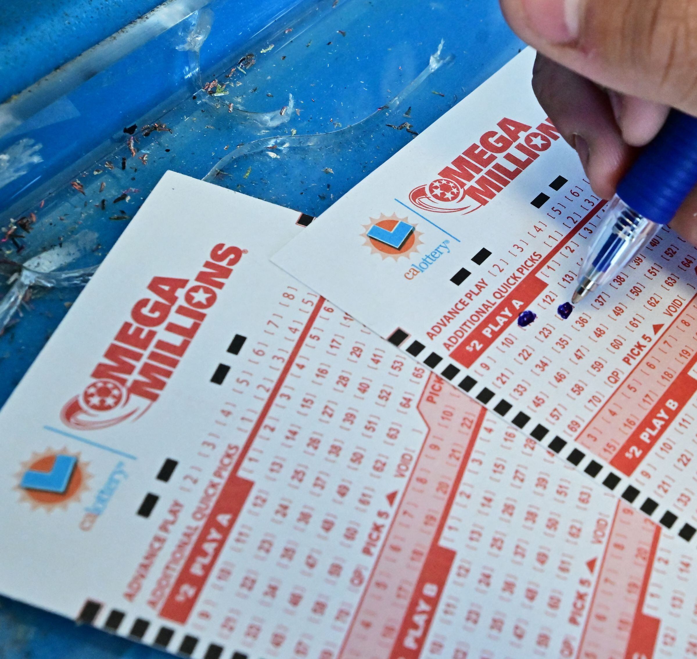 El Mega Millions es uno de los juegos de lotería más populares en Estados Unidos. Miles de personas no dudan en participar con la esperanza de convertirse en millonarias. (Foto: Frederic J. Brown / AFP)