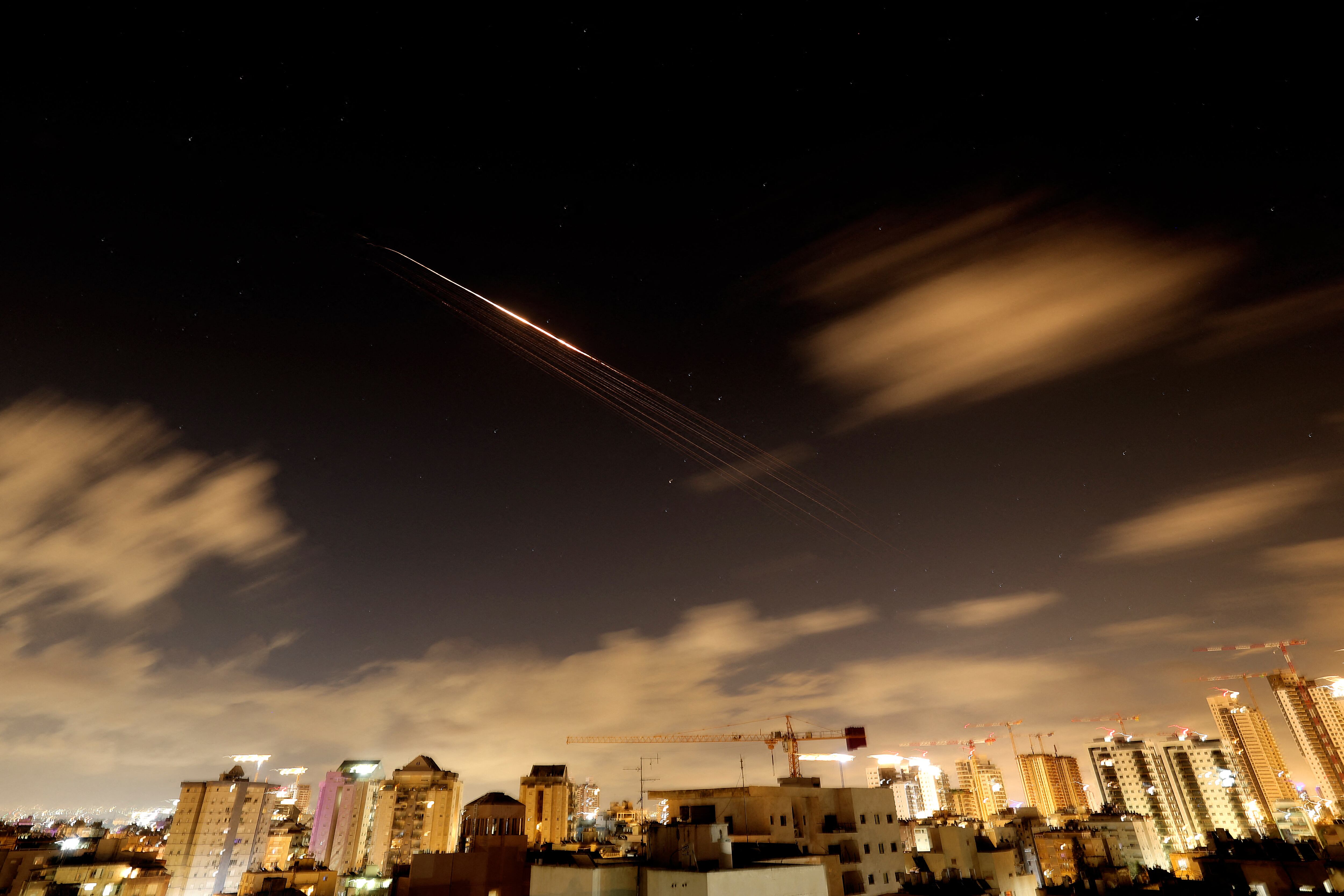 Se observan estelas de cohetes en el cielo durante una nueva andanada de ataques con misiles de Irán sobre la ciudad costera israelí de Netanya, el 27 de marzo de 2026. (Foto de JACK GUEZ / AFP).