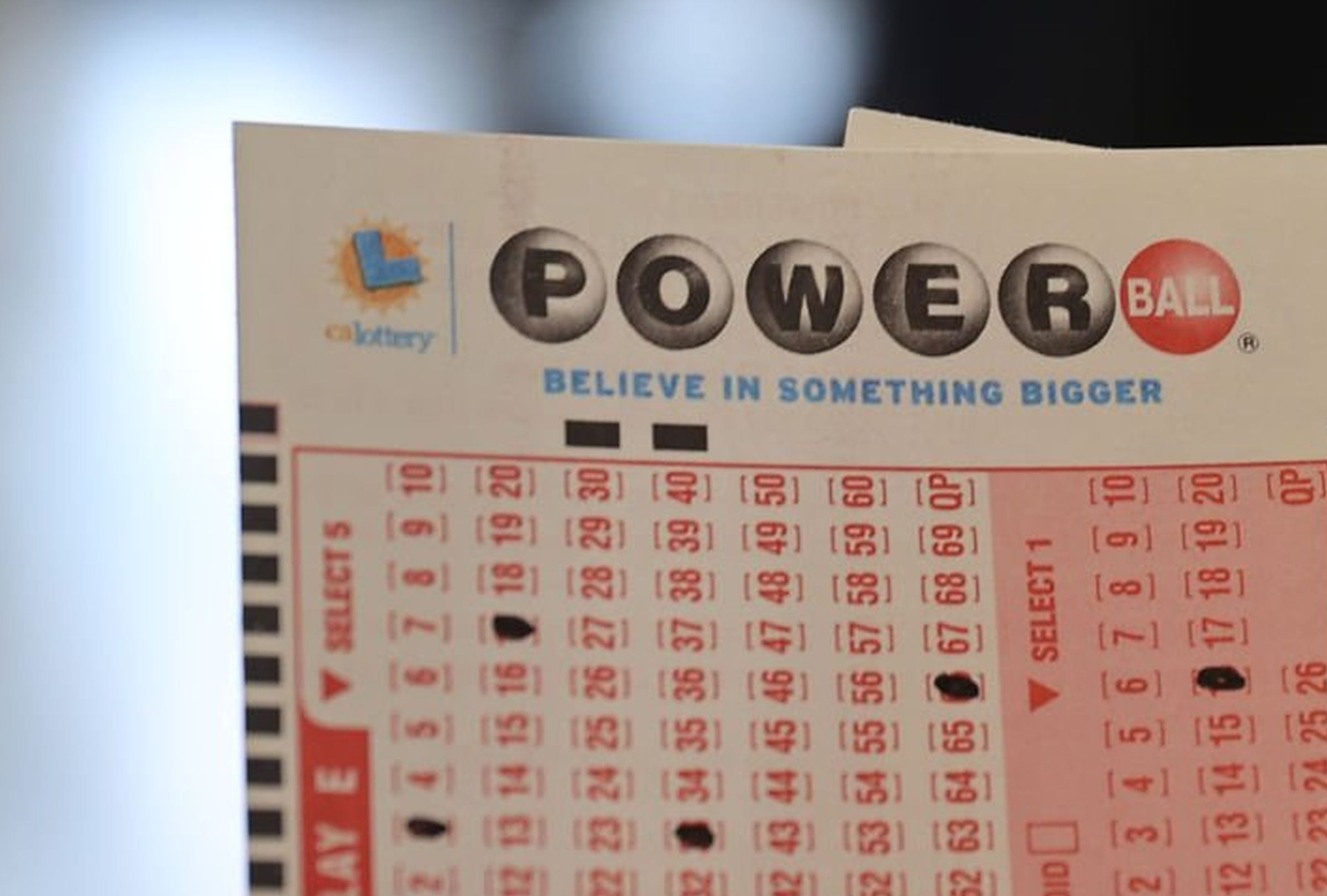 Revisa los números ganadores del Powerball EN VIVO este 18 de octubre de 2025 y descubre si el premio mayor de $295 millones tiene un nuevo dueño. (Foto: Tayfun Coskun / Anadolu Agency vía Getty Images)