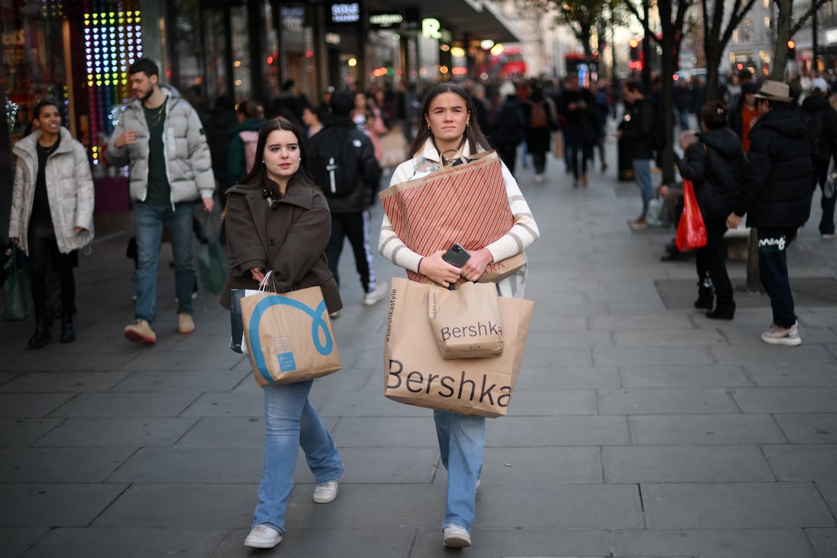 Las personas aprovechan las grandes ofertas (Foto referencial: AFP)