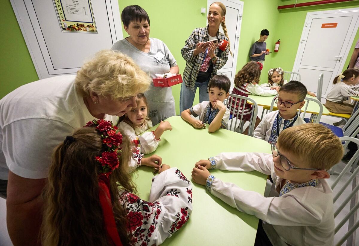 Járkov (Ucrania), 09/02/2024.- Los niños celebran el inicio del nuevo año escolar, conocido como el "Día del Conocimiento", en una escuela subterránea en Járkov (Ucrania), el 2 de setiembre de 2024, en medio de la invasión rusa. EFE/EPA/SERGEY KOZLOV