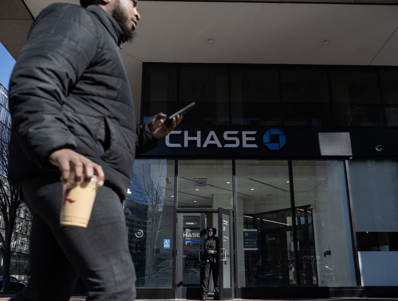 La digitalización de la banca obliga a Chase a cerrar más sucursales en 2024 (Foto: AFP)