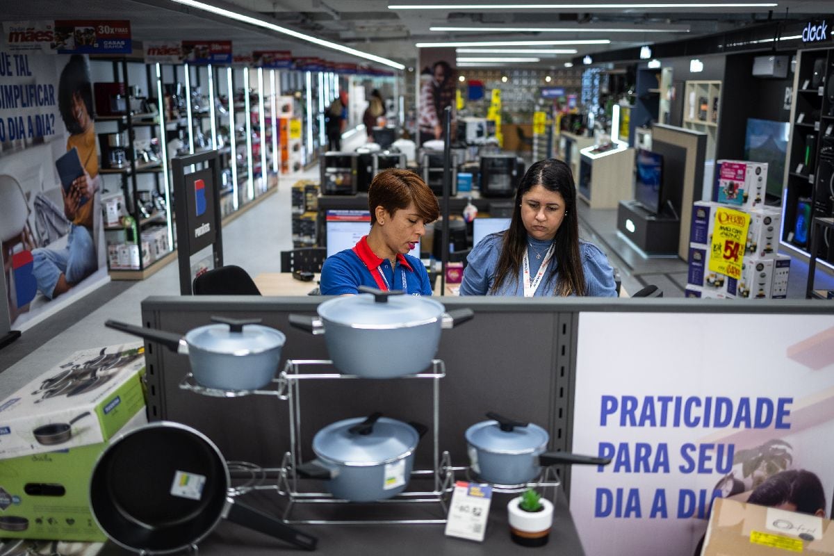 Un empleado atiende a un cliente en el megamercado Casas Bahia en São Paulo, Brasil, el lunes 5 de mayo de 2025.