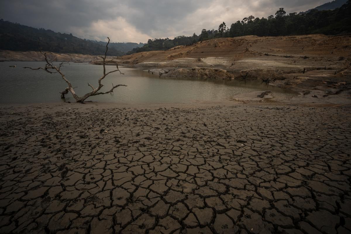 Sección seca del embalse El Guavio en Gachalá, Colombia, el 18 de abril.