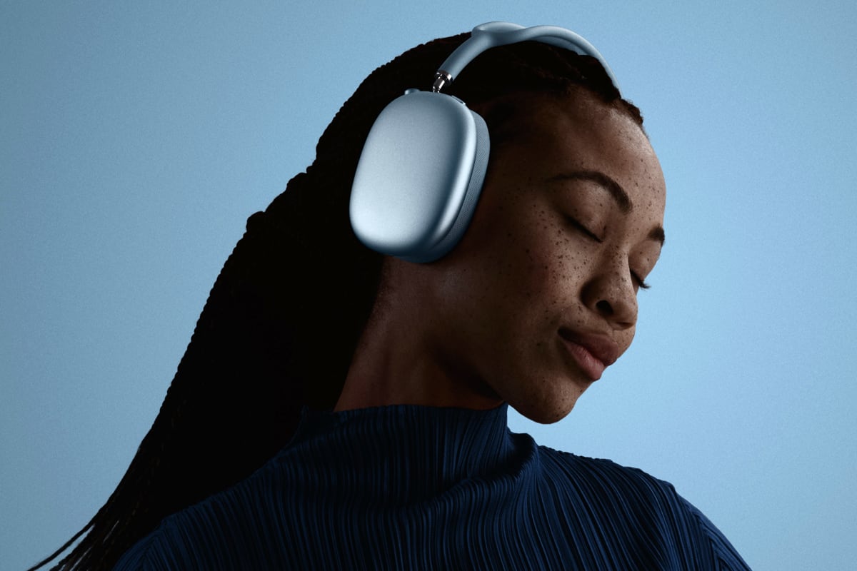 Fotografía difundida este lunes por Apple que muestra a una persona usando los auriculares AirPods Max 2. Foto: EFE / Apple