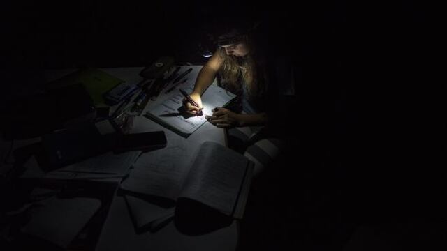 Venezuela acumula 24 horas sin luz, suspenden clases y jornada laboral