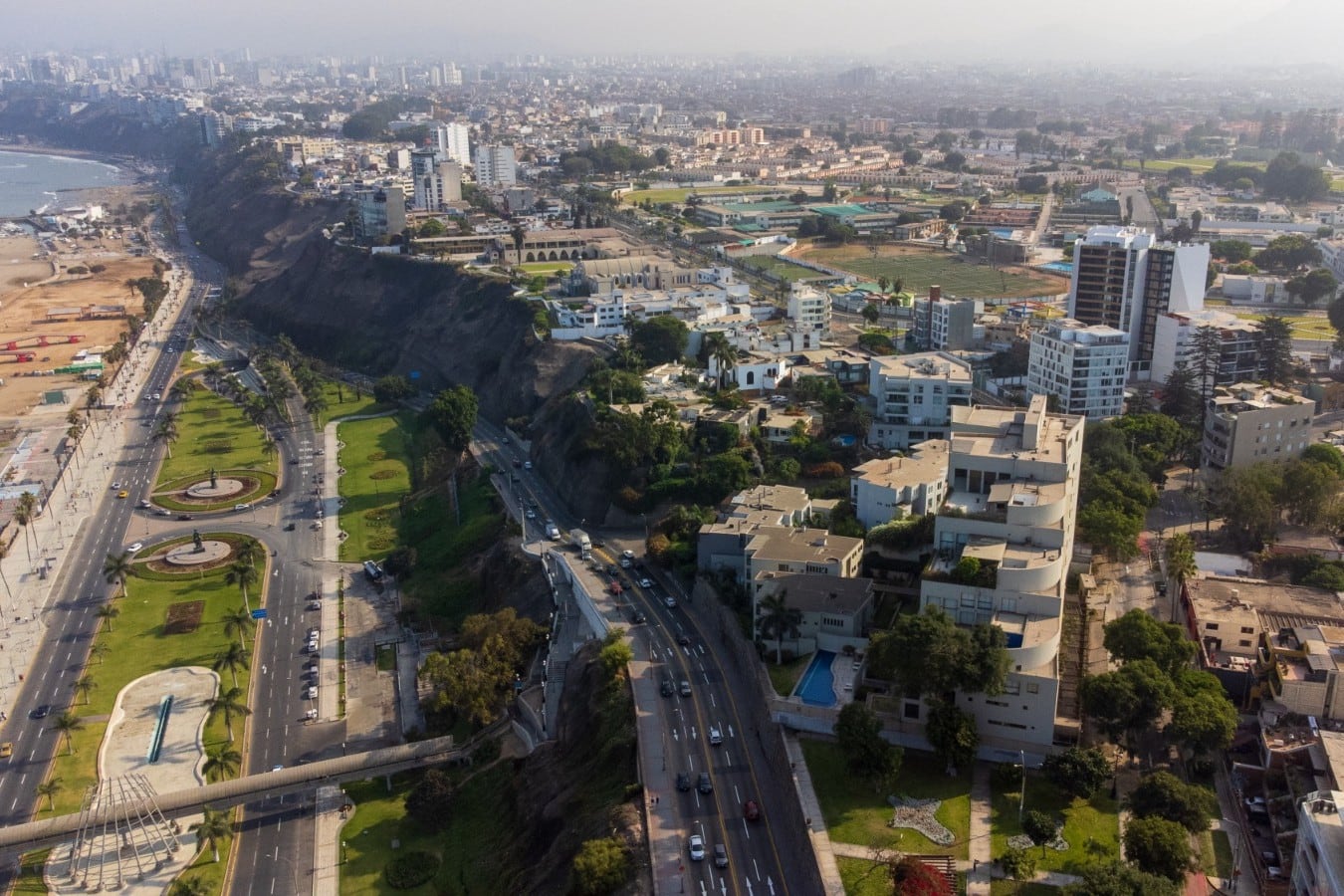 Uno de los principales polos de desarrollo inmobiliario en Chorrillos se encuentra alrededor de las avenidas Los Faisanes, El Sol, Guardia Peruana y Guardia Civil, cerca al distrito de Surco.