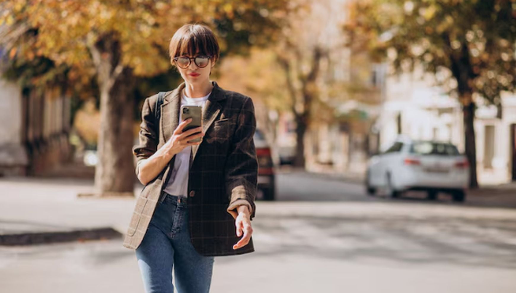Caminar distraído con el teléfono ahora tiene castigo en EE.UU. (Foto: Freepik)
