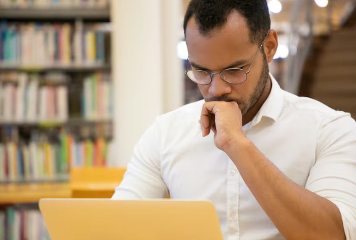Cuentas bancarias cerradas, cheques no cobrados o depósitos de alquiler olvidados son solo algunos ejemplos del dinero que muchos latinos dejan en la mesa por desconocer que existe este sistema de fondos no reclamados (Foto referencial: Freepik)