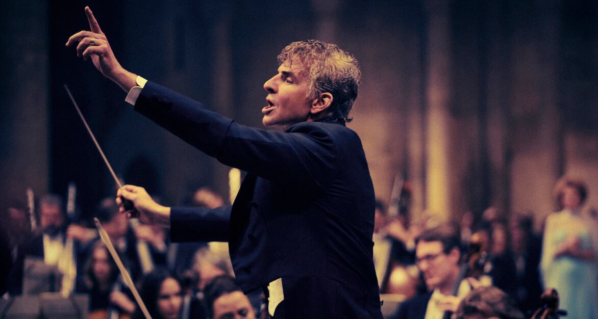 Leonard Bernstein también era célebre por haber dirigido la Orquesta Filarmónica de Nueva York (Foto: Netflix)