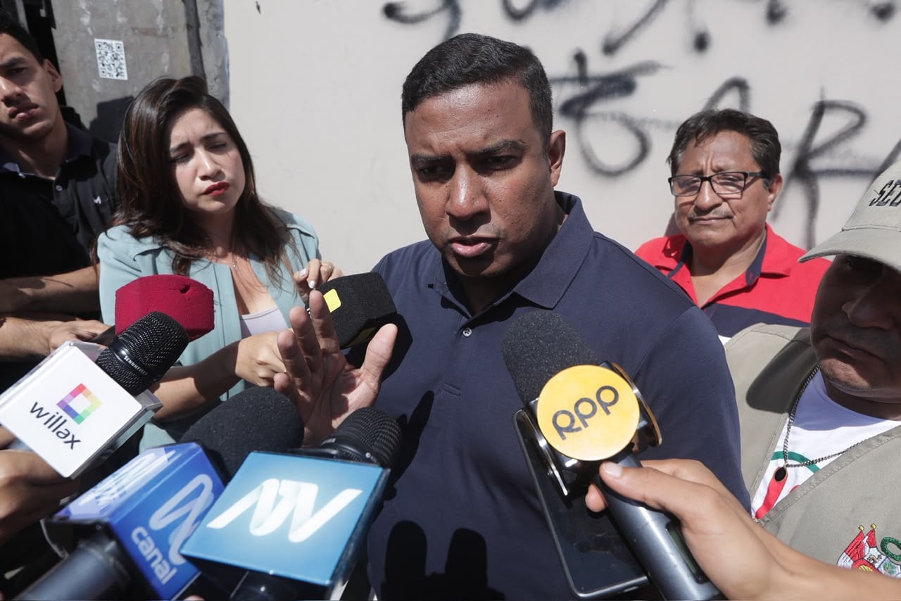 En otro momento, el secretario general del partido político, Ernesto Zunini, informó que los recursos económicos recaudados mediante una colecta pública se destinarán a financiar las acciones legales orientadas a respaldar los resultados de las elecciones.(Foto: Julio Reaño / @photo.gec)