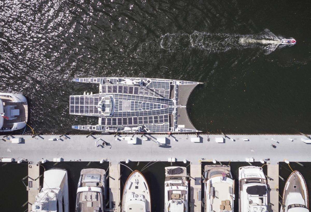 Vista aérea del Energy Observer, el primer navío capaz de producir su propio hidrógeno, atracado en un puerto deportivo de Fort Lauderdale, Florida. (Foto: AFP)