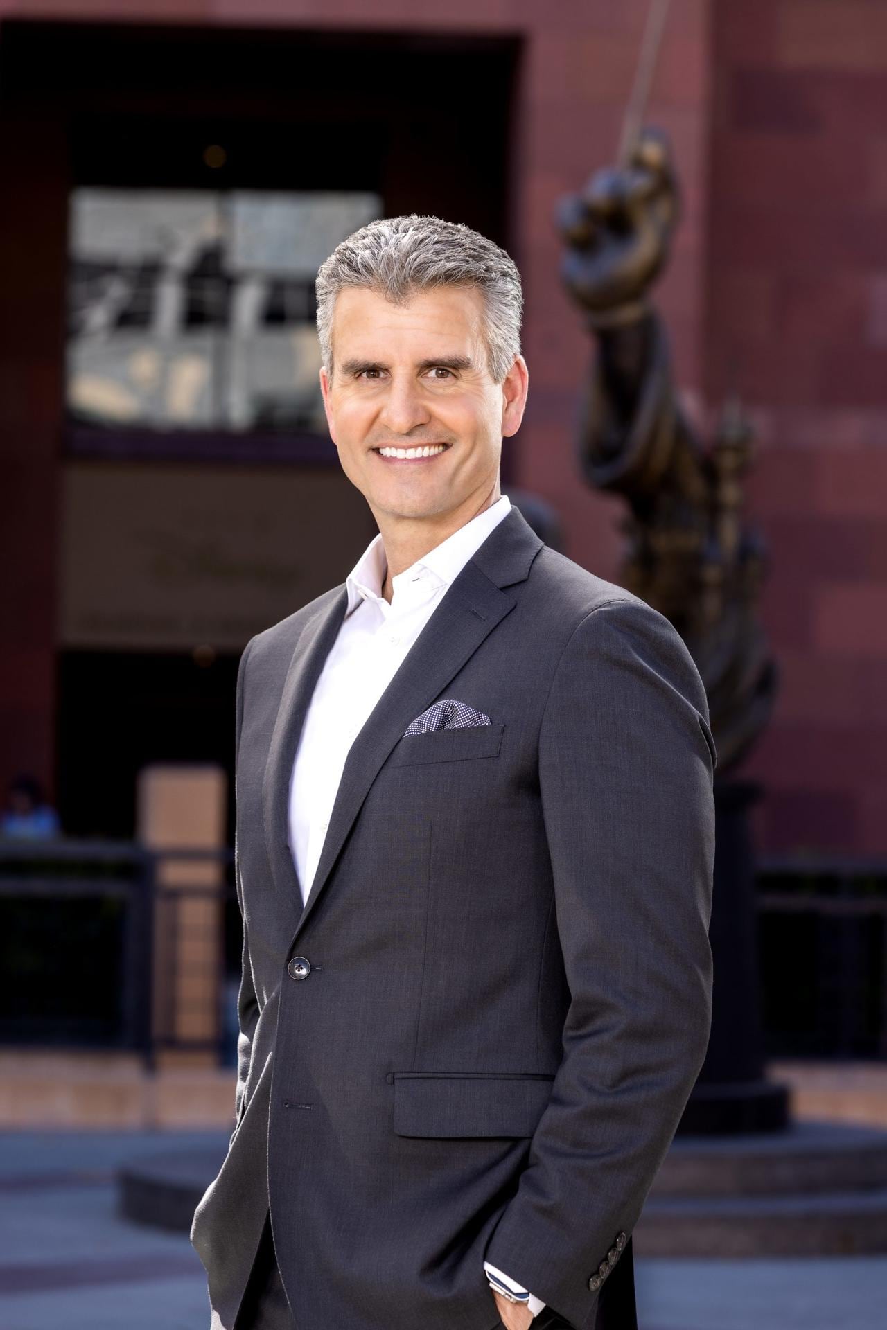 Con casi 30 años de trayectoria en la empresa, fue una figura clave en la expansión de parques, cruceros y productos de consumo. (Foto: EFE / The Walt Disney Company)