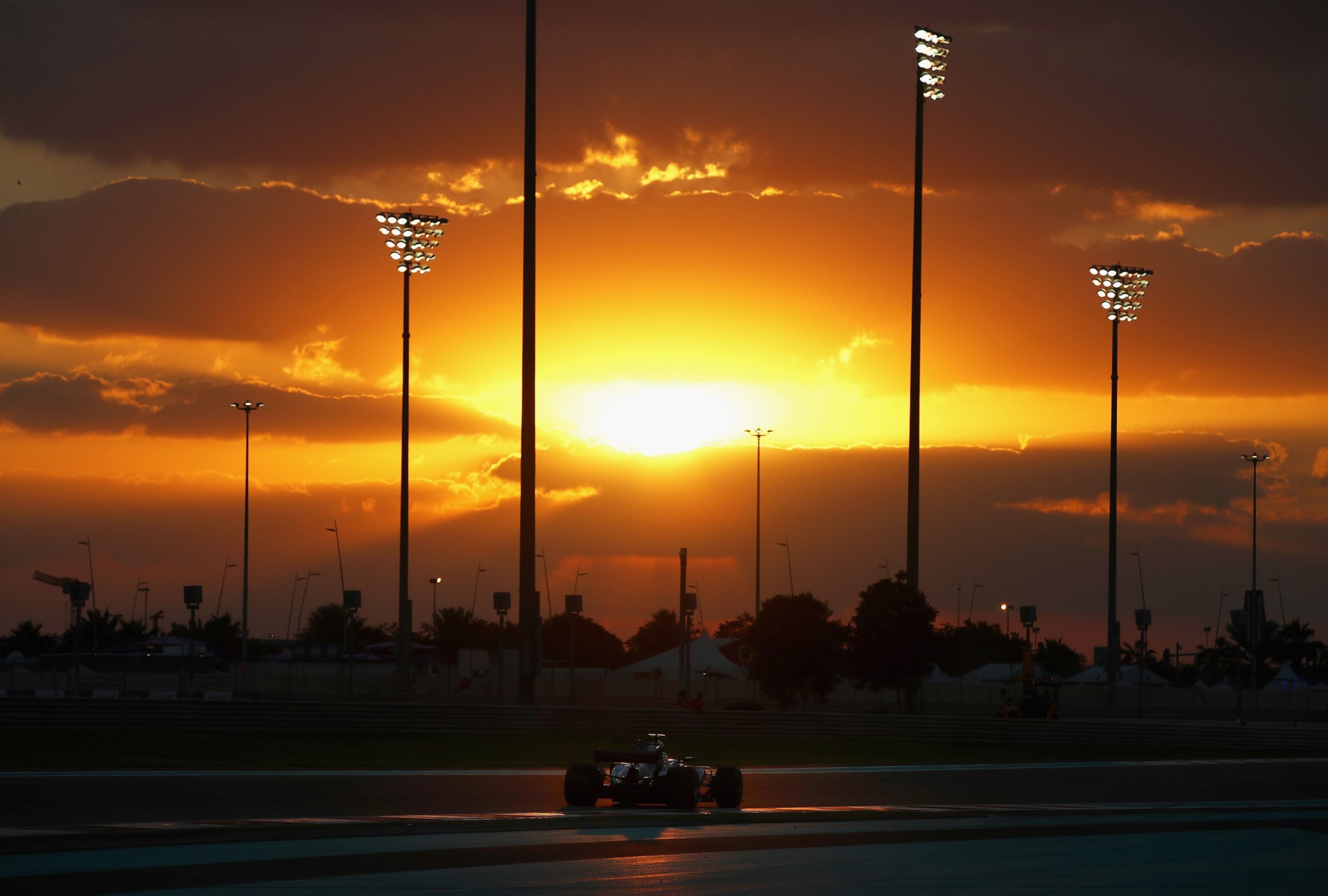 Como ya es habitual en los últimos años, Abu Dabi acoge la última parada del 'Gran Circo' de la temporada de la Fórmula 1, todavía con todo en juego entre los tres pilotos que encabezan la clasificación. | Crédito: F1 / Facebook