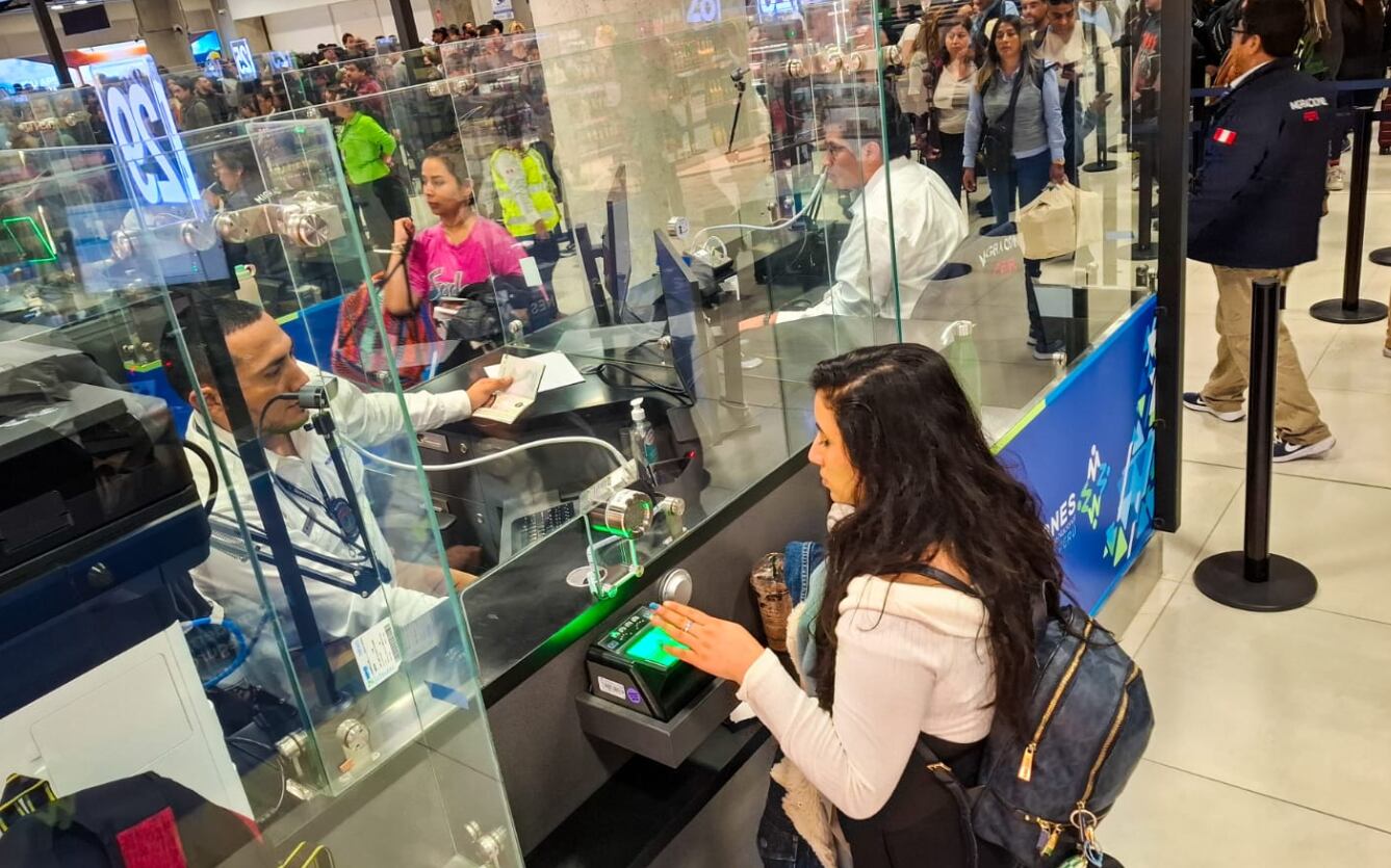 Ositrán señala que colas en control de llegadas de Migraciones puede tardar hasta una hora. Foto: @MigracionesPe