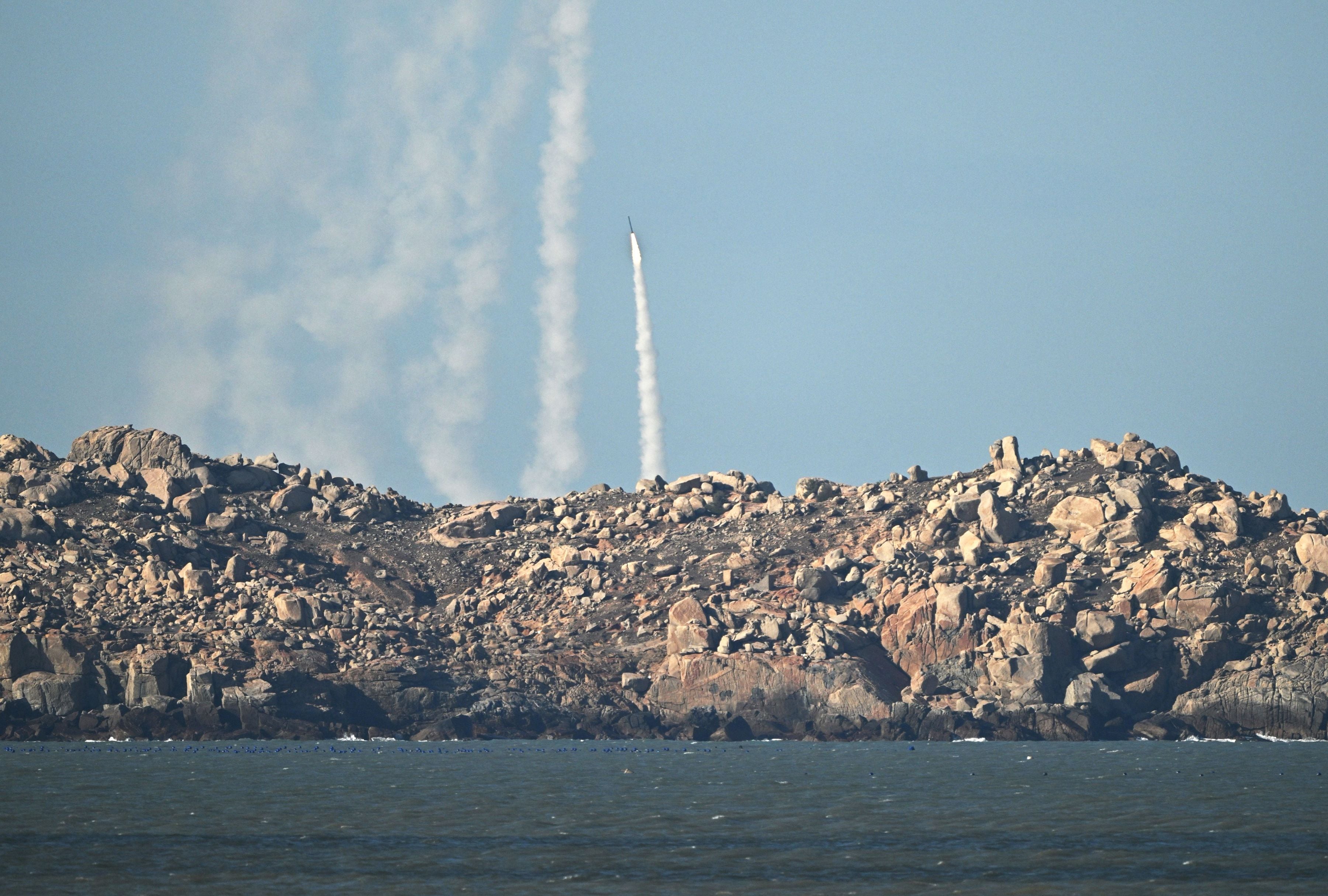 Soldados del Ejército Popular de Liberación (EPL) de China disparan un cohete al aire durante ejercicios militares en la isla de Pingtan, en la provincia oriental china de Fujian, el punto más cercano a Taiwán, el 30 de diciembre de 2025.
Taiwán informó el martes que detectó 130 aviones militares chinos cerca de la isla en un período de 24 horas, al tiempo que China iniciaba un segundo día de ejercicios con fuego real. (Foto por ADEK BERRY / AFP)